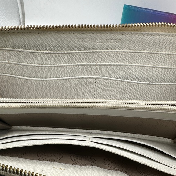 Michael Kors Jet Set  Zip-Around Wallet in Optic White EUC - Picture 3 of 6